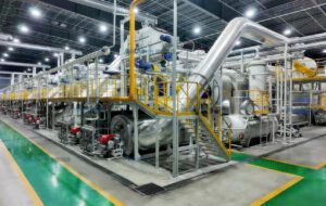 Aus Plastikmüll soll Flugzeugtreibstoff werden: Niutech liefert die Technik, mit der eine große Raffinerie künftig SAF herstellen soll.