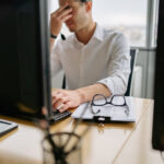 Beschäftigte mit guten KI-Kenntnissen fürchten häufiger um ihren Arbeitsplatz. Besonders groß ist die Sorge, wenn sich die eigene Arbeit stark digitalisieren lässt.