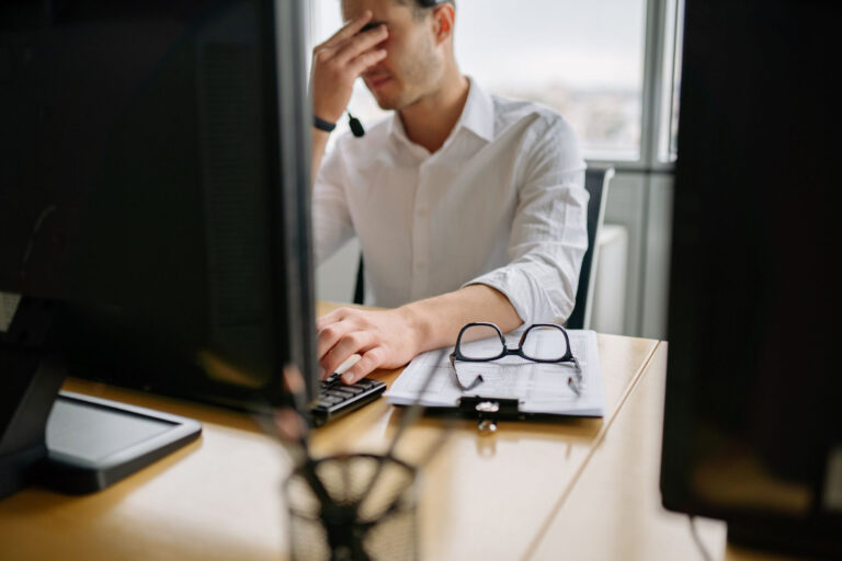 Beschäftigte mit guten KI-Kenntnissen fürchten häufiger um ihren Arbeitsplatz. Besonders groß ist die Sorge, wenn sich die eigene Arbeit stark digitalisieren lässt.