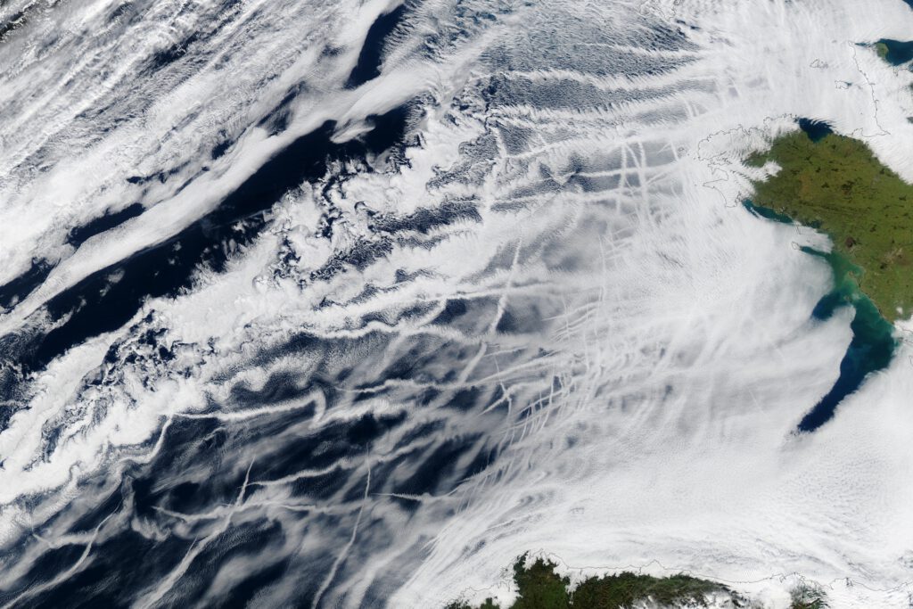 Weniger Schadstoffpartikel können Meereswolken über dem Atlantik und Nordostpazifik weniger hell machen. Dadurch gelangt mehr Sonnenlicht auf die Meeresoberfläche. © NASA