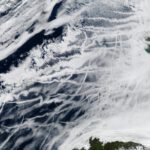 Weniger Schadstoffpartikel können Meereswolken über dem Atlantik und Nordostpazifik weniger hell machen. Dadurch gelangt mehr Sonnenlicht auf die Meeresoberfläche. © NASA