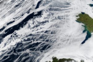 Weniger Schadstoffpartikel können Meereswolken über dem Atlantik und Nordostpazifik weniger hell machen. Dadurch gelangt mehr Sonnenlicht auf die Meeresoberfläche. © NASA