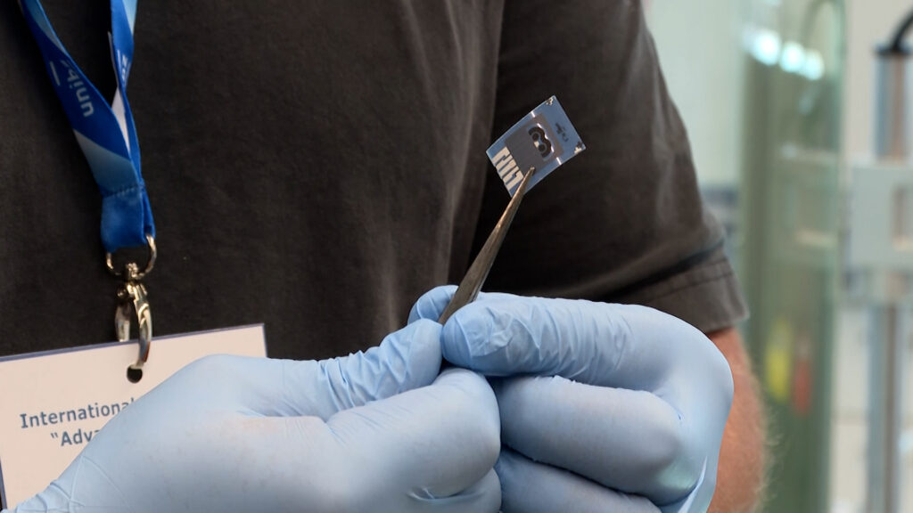 Dieser flexible Sensor der Freien Universität Bozen soll künftig mit einem tragbaren Gerät Entzündungsmarker im Schweiß messen und so Gesundheitschecks ohne Blutabnahme ermöglichen. © unibz