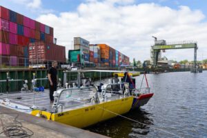 Im Berliner Westhafen testet die TU Berlin elektrisch betriebene Wasserfahrzeuge, die künftig autonom Pakete transportieren und sich zu größeren Verbänden koppeln sollen. © Christian Kielmann