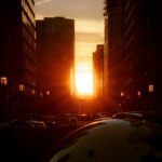 Autos geben bei jeder Fahrt Wärme ab – diese staut sich zwischen Straßen und Gebäuden und lässt Städte messbar wärmer werden. © Unsplash