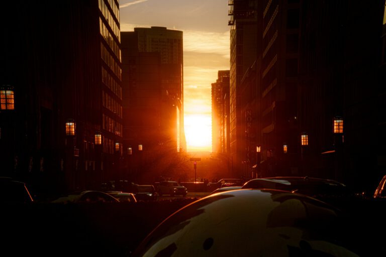 Autos geben bei jeder Fahrt Wärme ab – diese staut sich zwischen Straßen und Gebäuden und lässt Städte messbar wärmer werden. © Unsplash