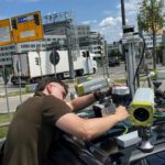 Autos, die um Ecken sehen können: TUM-Forscher Erik Leo Haß überprüft die Sensoren eines Testfahrzeugs an einer Kreuzung in Garching-Hochbrück. © Schmitz/TUM