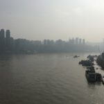 Chongqing am Jangtse: Über den längsten Fluss Asiens führt auch die neue Shituo-Jangtse-Brücke, auf der Straße und Schiene nebeneinander verlaufen.