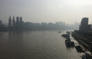 Chongqing am Jangtse: Über den längsten Fluss Asiens führt auch die neue Shituo-Jangtse-Brücke, auf der Straße und Schiene nebeneinander verlaufen.