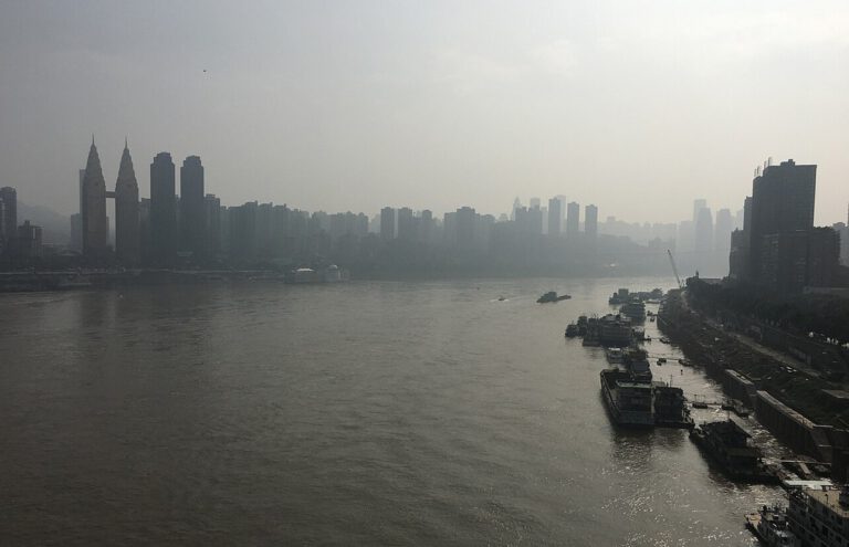 Chongqing am Jangtse: Über den längsten Fluss Asiens führt auch die neue Shituo-Jangtse-Brücke, auf der Straße und Schiene nebeneinander verlaufen.