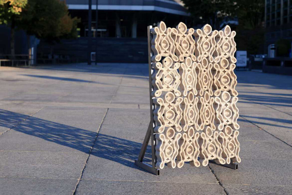 Dieses Fassadenelement entstand mithilfe von Bakterien, die Sandkörner durch winzige Kalkkristalle miteinander verbinden. Die ETH Zürich nutzt dafür ein neuartiges 3D-Druckverfahren. © Kai-Hsun Yeh / ETH Zürich