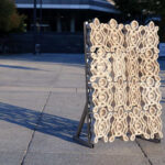 Dieses Fassadenelement entstand mithilfe von Bakterien, die Sandkörner durch winzige Kalkkristalle miteinander verbinden. Die ETH Zürich nutzt dafür ein neuartiges 3D-Druckverfahren. © Kai-Hsun Yeh / ETH Zürich