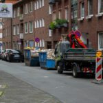 Baucontainer voller Schutt mitten in der Wohnstraße