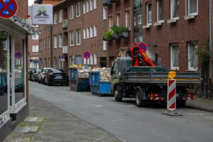 Baucontainer voller Schutt mitten in der Wohnstraße