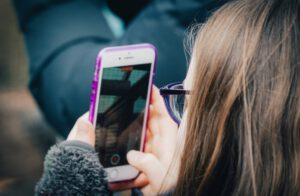 Wie stark beeinflusst Bildschirmzeit die psychische Gesundheit Jugendlicher? Eine große Zwillingsstudie liefert überraschende Erkenntnisse.