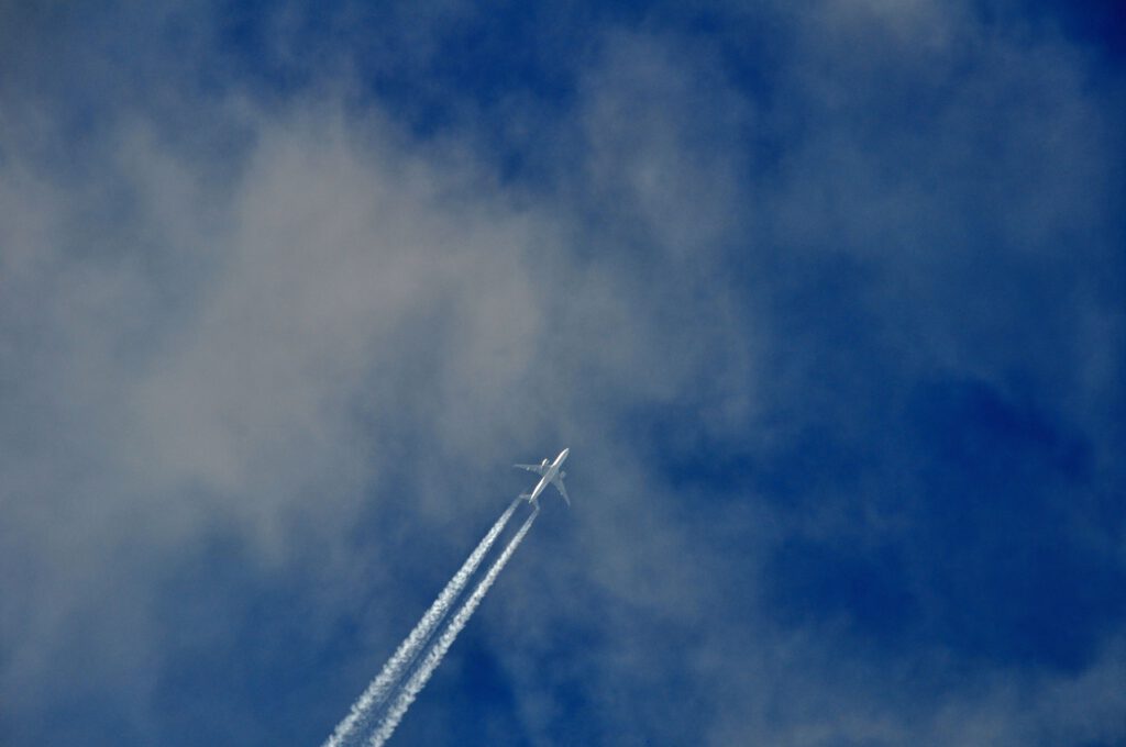 Weiße Kondensstreifen ziehen sich über den Himmel. Laut Bill Gates könnten schon kleine Änderungen der Flugrouten ihre Klimawirkung erheblich verringern.