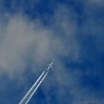 Weiße Kondensstreifen ziehen sich über den Himmel. Laut Bill Gates könnten schon kleine Änderungen der Flugrouten ihre Klimawirkung erheblich verringern.