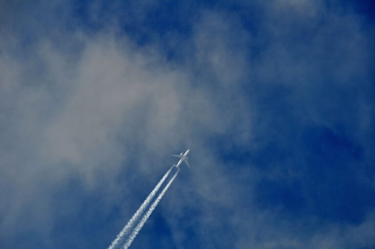 Weiße Kondensstreifen ziehen sich über den Himmel. Laut Bill Gates könnten schon kleine Änderungen der Flugrouten ihre Klimawirkung erheblich verringern.