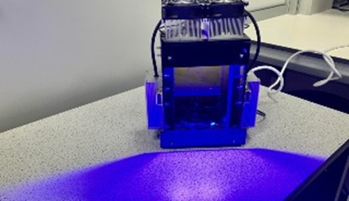 Violett-blaues Licht soll Campylobacter auf rohem Hähnchen unschädlich machen und so das Risiko von Lebensmittelvergiftungen schon vor dem Verkauf senken. © University of Reading