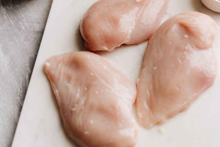 Rohes Hähnchen kann Campylobacter tragen, die sich beim Zubereiten leicht in der Küche verbreiten. Violett-blaues Licht soll die Keimbelastung künftig schon in der Verarbeitung deutlich senken.