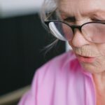 Ältere Frau denkt angestrengt nach