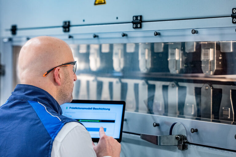 Im Projekt „Insight“ entwickeln die BMW Group und die Universität Zagreb KI-Modelle, die in der Batteriezellfertigung ganze Testreihen ersetzen und über 50 Prozent Aufwand sparen sollen. © BMW Group