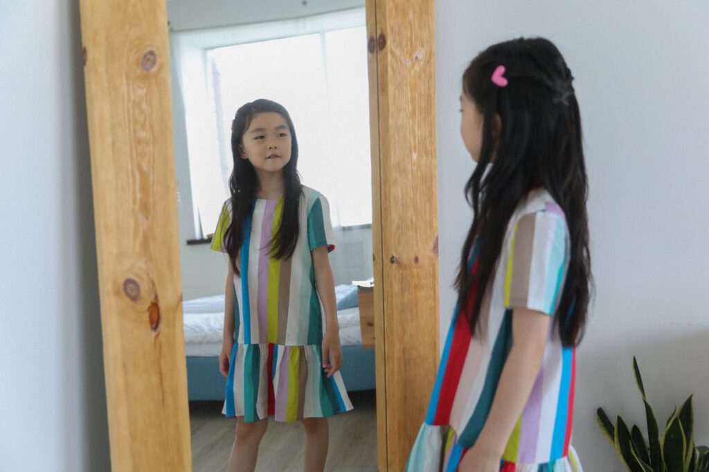 Bodyshaming bei Kindern kann schon im Vorschulalter beginnen. Bewertungen des Aussehens beeinflussen, wie Kinder ihren Körper wahrnehmen.