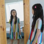 Bodyshaming bei Kindern kann schon im Vorschulalter beginnen. Bewertungen des Aussehens beeinflussen, wie Kinder ihren Körper wahrnehmen.
