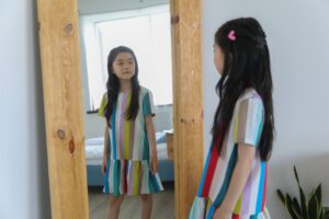 Bodyshaming bei Kindern kann schon im Vorschulalter beginnen. Bewertungen des Aussehens beeinflussen, wie Kinder ihren Körper wahrnehmen.