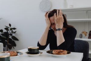 Erschöpfung, Konzentrationsprobleme und Vergesslichkeit können in den Wechseljahren gemeinsam auftreten und als Brain Fog wahrgenommen werden. © Pexels