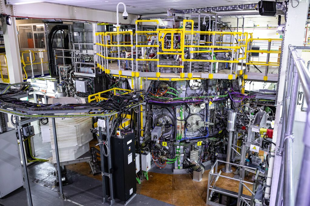 MAST Upgrade in Culham: In diesem Tokamak testen Forscher Fusionskonzepte unter realen Bedingungen und gleichen sie mit Simulationen ab. © United Kingdom Atomic Energy Authority