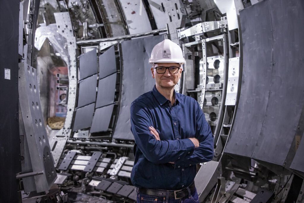 Rob Akers, Rechenchef der britischen Atomenergiebehörde, setzt auf Tests im virtuellen Raum: KI-Simulationen sollen Kosten, Risiken und Entwicklungszeit deutlich senken. © United Kingdom Atomic Energy Authority