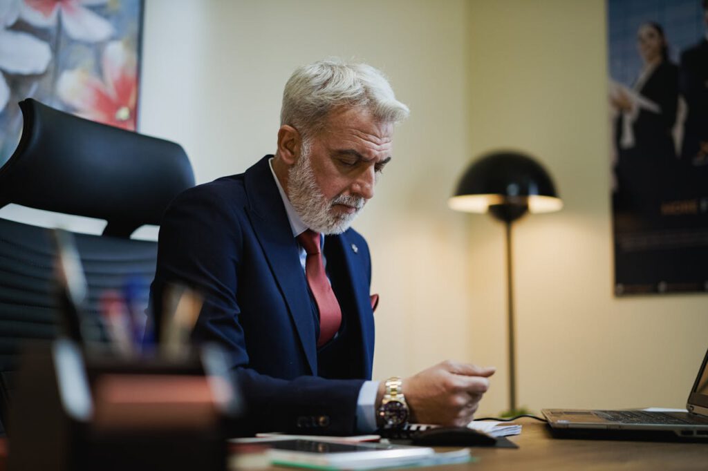 CEOs werden immer älter, bevor sie die Spitze erreichen, weil Unternehmen stärker auf Erfahrung und breite Führungskompetenz setzen.