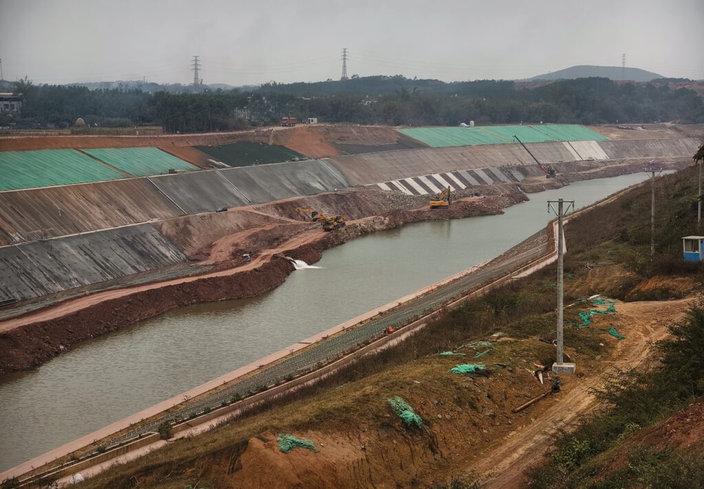 Beim Bau des Pinglu-Kanals fallen gewaltige Mengen Erde und Gestein an. Mehr als 98 Prozent des Aushubs sollen weiterverwendet werden – unter anderem für neue Ackerflächen, Böschungen und Baustoffe.