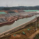 Beim Bau des Pinglu-Kanals fallen gewaltige Mengen Erde und Gestein an. Mehr als 98 Prozent des Aushubs sollen weiterverwendet werden – unter anderem für neue Ackerflächen, Böschungen und Baustoffe.