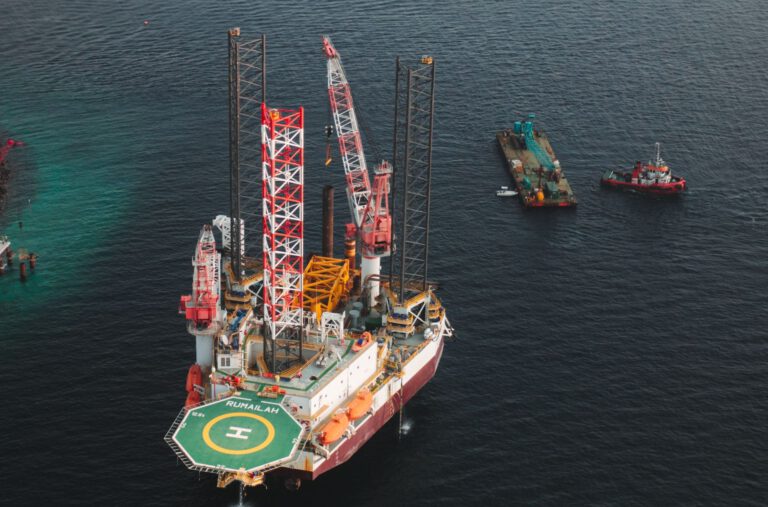Offshore-Plattformen wie diese bilden die technische Grundlage für Projekte wie Dongfang 1-1: Dort wird CO₂ aus Erdgas abgetrennt und tief unter dem Meeresboden gespeichert.