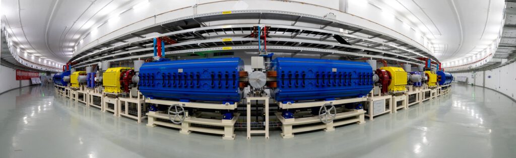 Im Booster-Ring gewinnen die Ionen mit jedem Umlauf an Energie, bevor HIAF sie zu den Experimentierstationen weiterleitet. © IMP