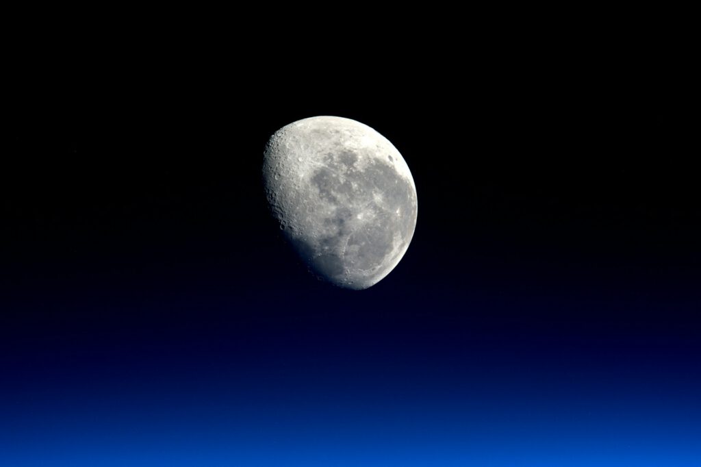 China testet Fasern aus Mondboden an seiner Raumstation. Das Material könnte später beim Bau einer Mondbasis helfen.