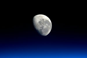 China testet Fasern aus Mondboden an seiner Raumstation. Das Material könnte später beim Bau einer Mondbasis helfen.