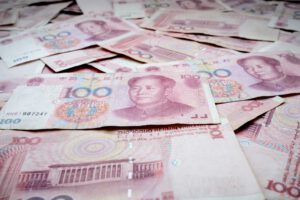 Ein fair bewerteter Yuan könnte Deutschlands Wirtschaftsleistung laut IW-Studie bis 2028 um rund 43 Milliarden Euro erhöhen. Besonders deutsche Exportfirmen leiden unter dem künstlich günstigen Wechselkurs. © Unsplash