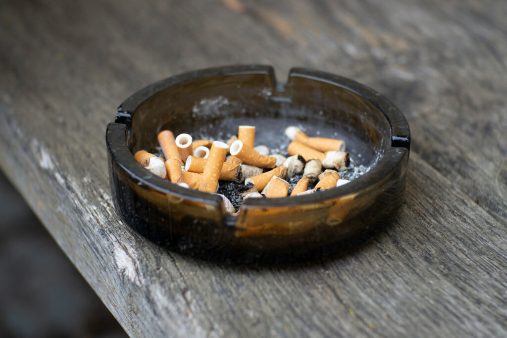 Menschen mit chronischen Schmerzen rauchen deutlich häufiger als andere. Das kann die Beschwerden langfristig verstärken und den Ausstieg erschweren. © Unsplash