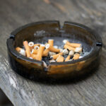 Menschen mit chronischen Schmerzen rauchen deutlich häufiger als andere. Das kann die Beschwerden langfristig verstärken und den Ausstieg erschweren. © Unsplash