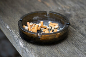 Menschen mit chronischen Schmerzen rauchen deutlich häufiger als andere. Das kann die Beschwerden langfristig verstärken und den Ausstieg erschweren. © Unsplash