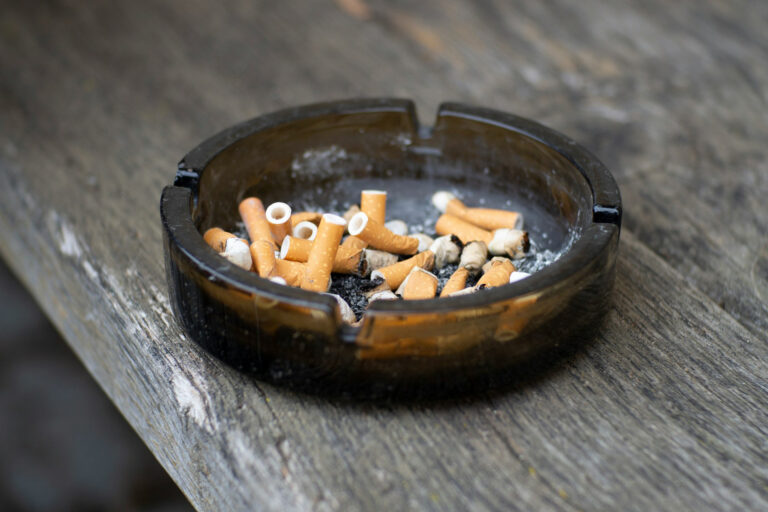 Menschen mit chronischen Schmerzen rauchen deutlich häufiger als andere. Das kann die Beschwerden langfristig verstärken und den Ausstieg erschweren. © Unsplash