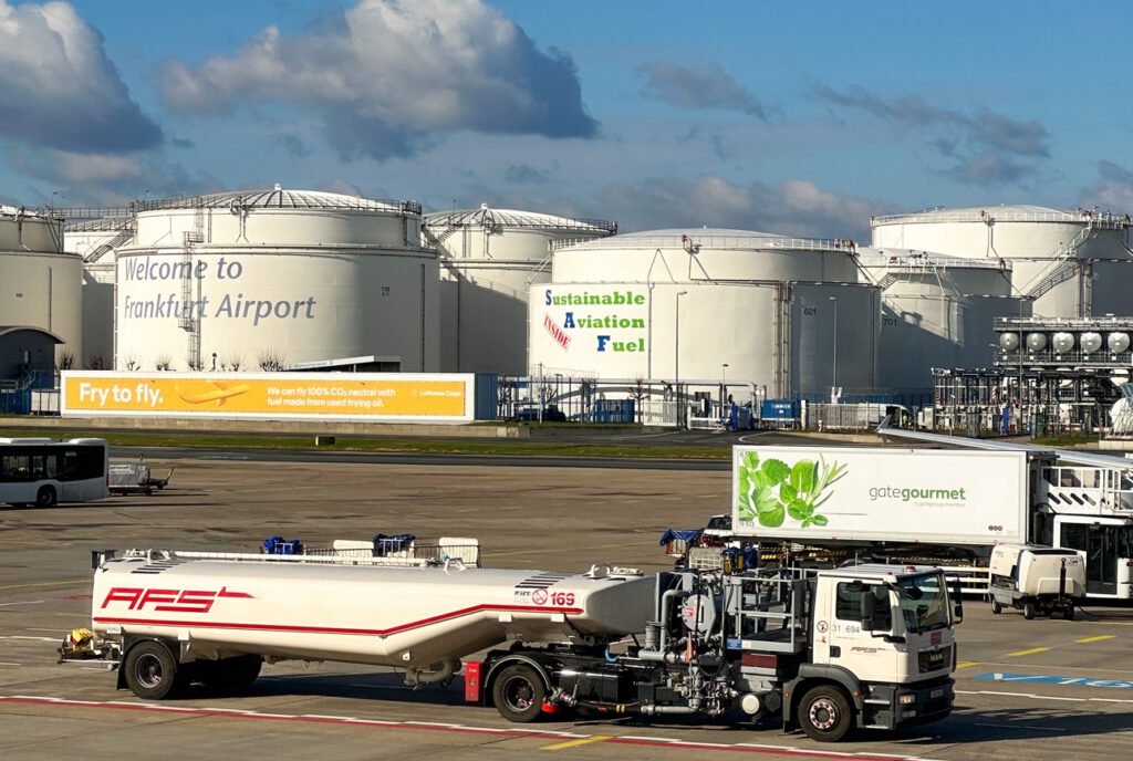 Am Flughafen Frankfurt starten und landen täglich Hunderte Maschinen. Laut der Analyse gehört das Drehkreuz weltweit zu den Flughäfen mit dem höchsten CO₂-Ausstoß.