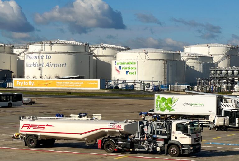 Am Flughafen Frankfurt starten und landen täglich Hunderte Maschinen. Laut der Analyse gehört das Drehkreuz weltweit zu den Flughäfen mit dem höchsten CO₂-Ausstoß.