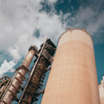 Industrieanlagen gehören zu den großen CO₂-Quellen. Statt das Treibhausgas in die Atmosphäre abzugeben, lässt es sich abscheiden und tief unter der Erde speichern – allerdings nutzen viele Projekte das CO₂ auch zur Erdölförderung. (Symbolbild) © Pexels