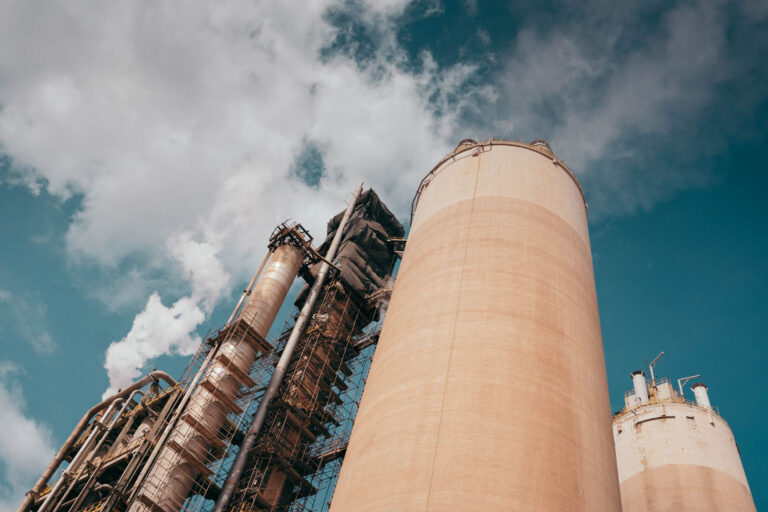 Industrieanlagen gehören zu den großen CO₂-Quellen. Statt das Treibhausgas in die Atmosphäre abzugeben, lässt es sich abscheiden und tief unter der Erde speichern – allerdings nutzen viele Projekte das CO₂ auch zur Erdölförderung. (Symbolbild) © Pexels