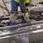 Auf der Baustelle entscheidet frühe Festigkeit darüber, wann Schalungen wegkommen und nächste Bauabschnitte beginnen können.