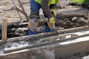 Auf der Baustelle entscheidet frühe Festigkeit darüber, wann Schalungen wegkommen und nächste Bauabschnitte beginnen können.